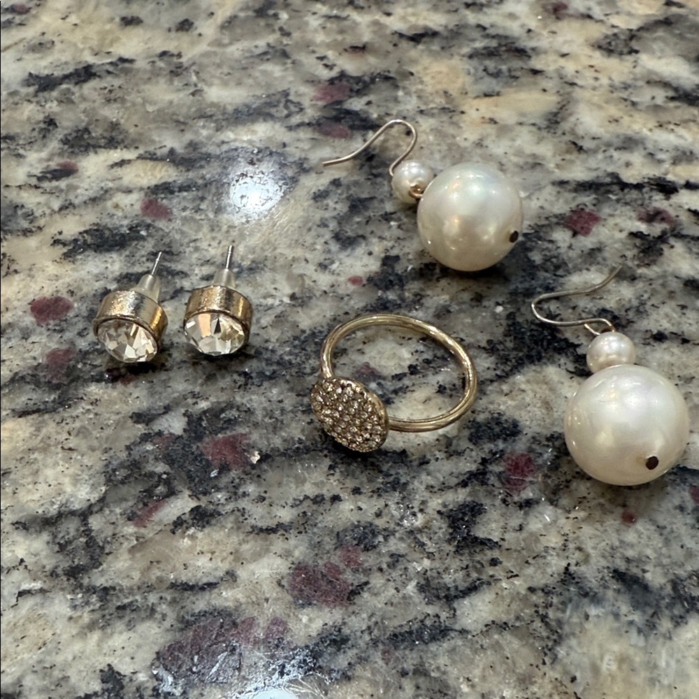 Elegant Gold and Pearl Jewelry Set